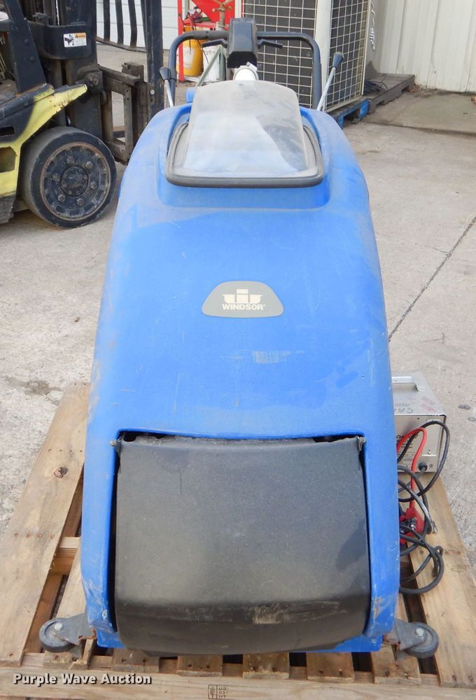 image for item GN9237 Windsor Voyager 2 floor scrubber