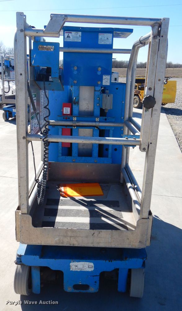 image for item GT9222 2013 Genie GR-12 vertical lift