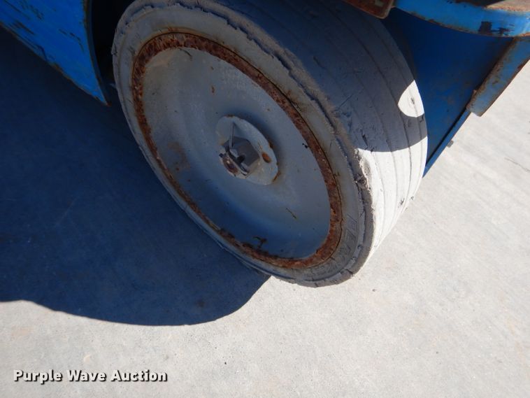 image for item GT9222 2013 Genie GR-12 vertical lift