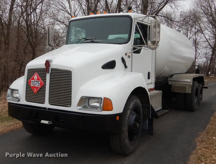 image for item GW9622 2004 Kenworth T300 propane delivery truck