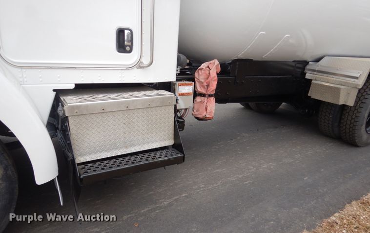 image for item GW9622 2004 Kenworth T300 propane delivery truck