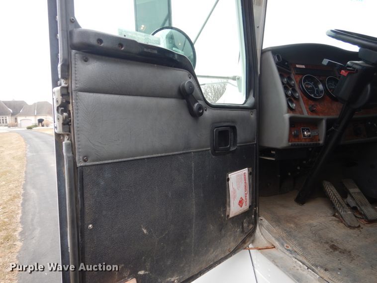 image for item GW9622 2004 Kenworth T300 propane delivery truck