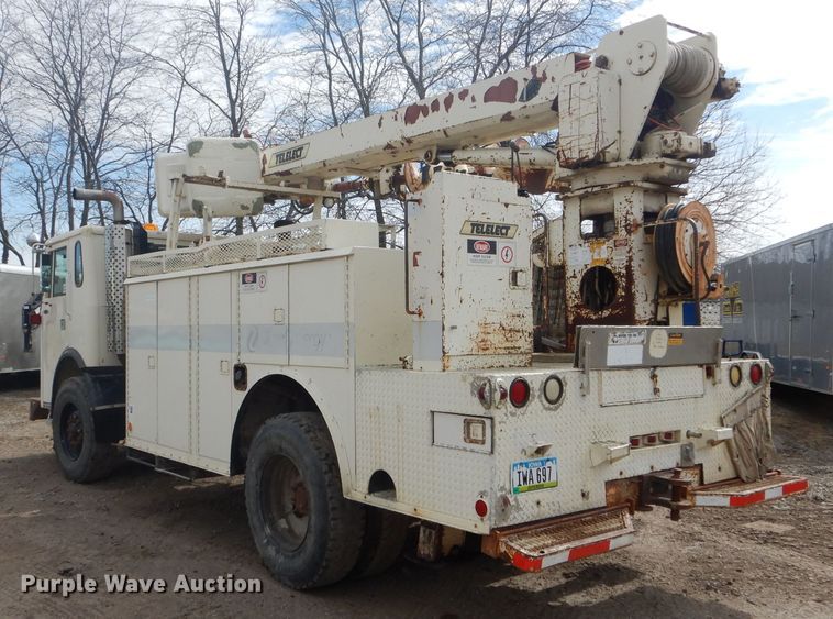 image for item DF3009 1988 Pierce digger derrick truck