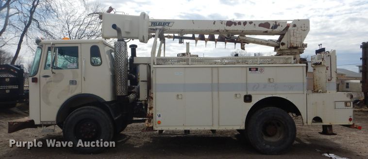 image for item DF3009 1988 Pierce digger derrick truck