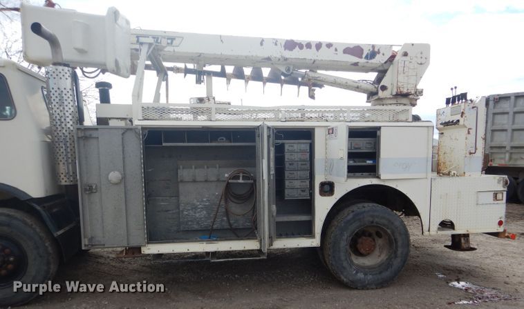 image for item DF3009 1988 Pierce digger derrick truck