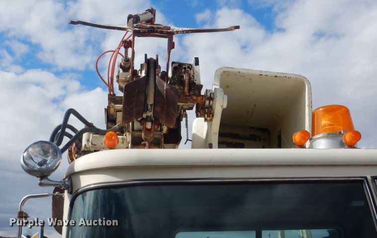 image for item DF3009 1988 Pierce digger derrick truck