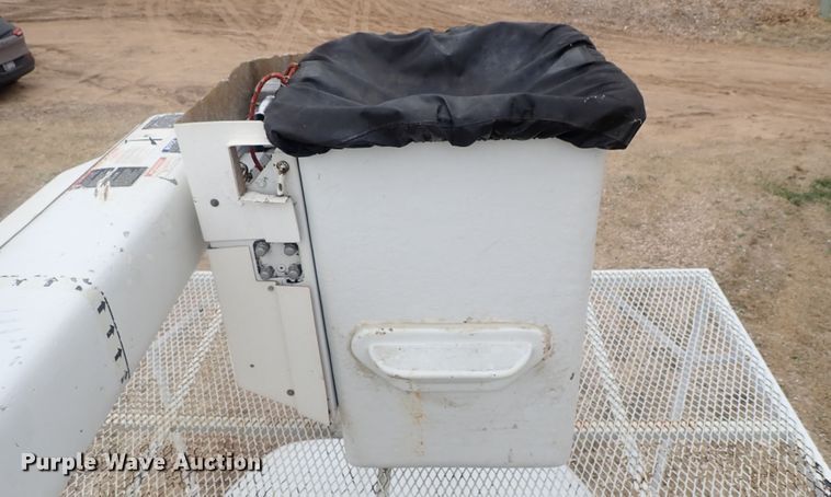 image for item DG3023 2001 Ford F750 forestry bucket truck