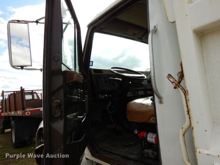 image for item DH2376 1990 International 4900 dump truck