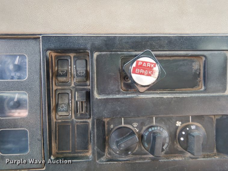 image for item DH2376 1990 International 4900 dump truck