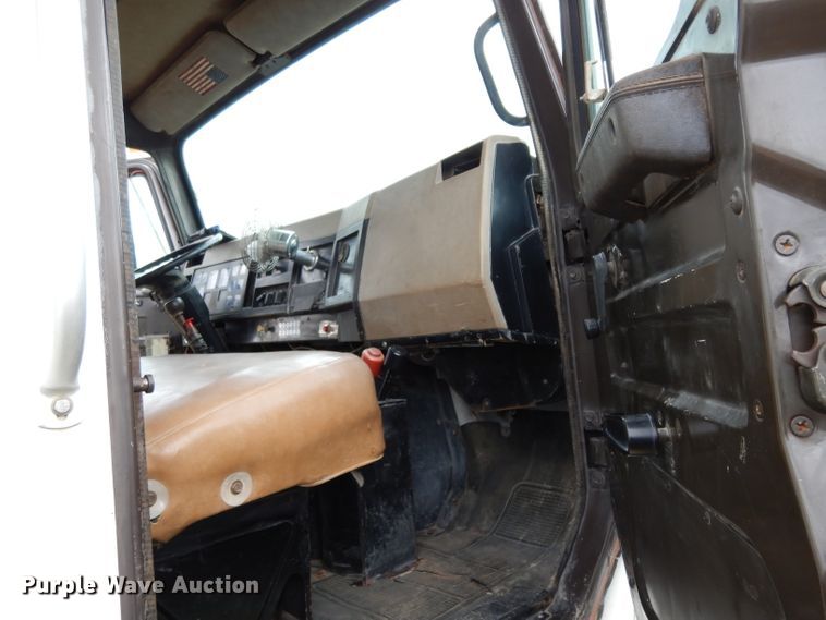 image for item DH2376 1990 International 4900 dump truck