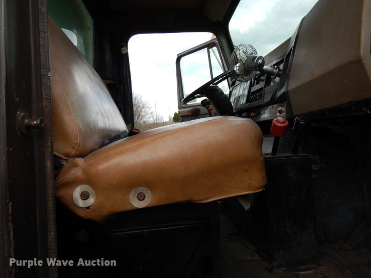 image for item DH2376 1990 International 4900 dump truck