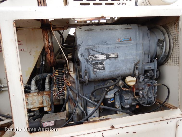 image for item DH2377 1993 JLG 40HA  boom lift