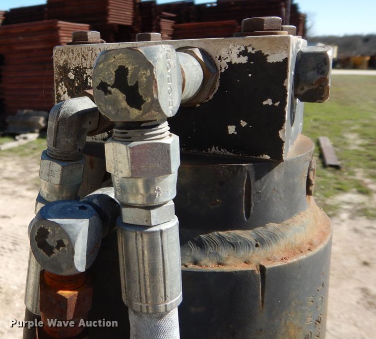 image for item DH2378 1999 P & H CN128 crane