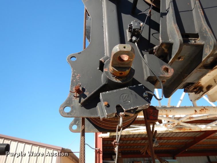 image for item DH2378 1999 P & H CN128 crane