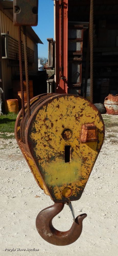 image for item DH2378 1999 P & H CN128 crane