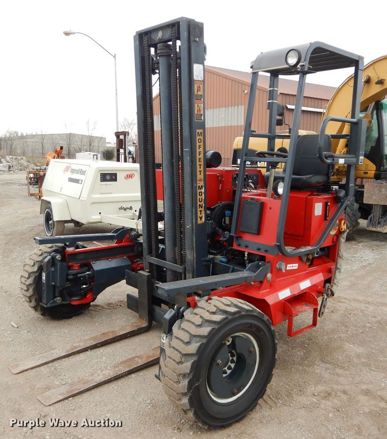 image for item DH4445 Moffett M50004W forklift