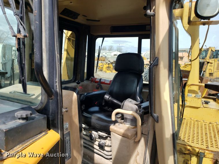 image for item DH5771 2001 Caterpillar D6R XL dozer