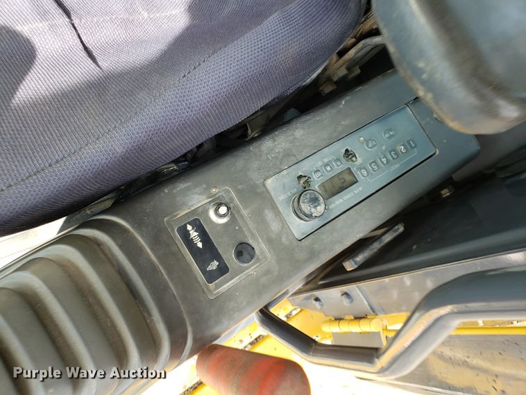 image for item DH5772 2005 John Deere 450C LC excavator