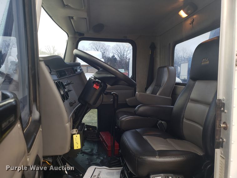 image for item DH5779 2005 Kenworth T300 utility truck