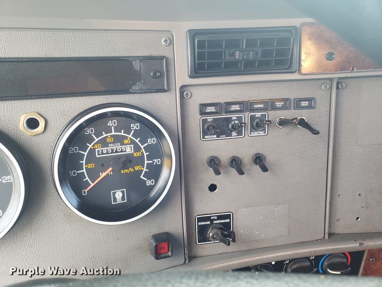 image for item DH5779 2005 Kenworth T300 utility truck