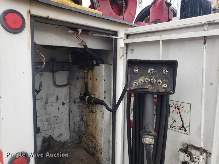 image for item DH5779 2005 Kenworth T300 utility truck