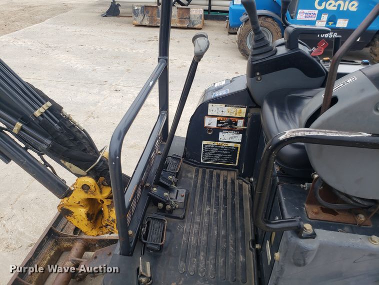 image for item DH5816 2011 John Deere 17D mini excavator