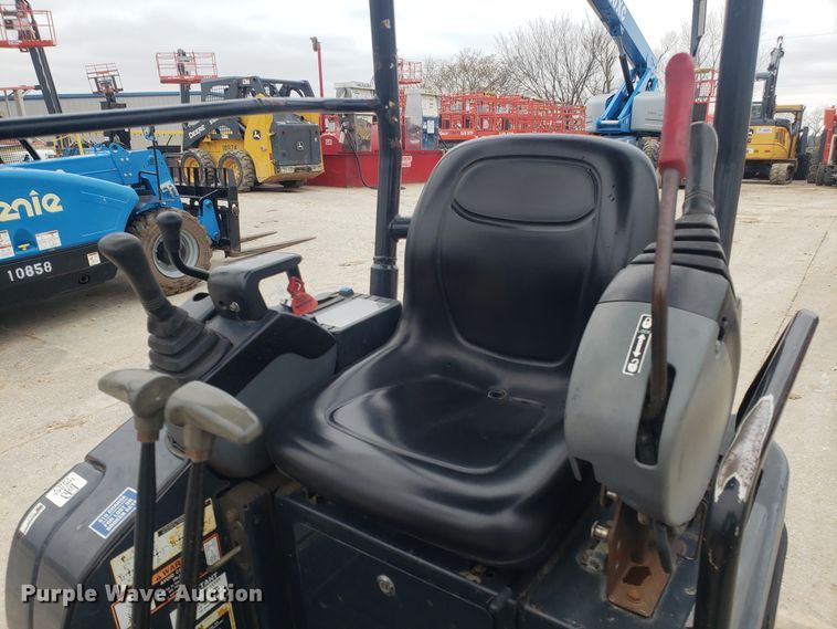 image for item DH5816 2011 John Deere 17D mini excavator