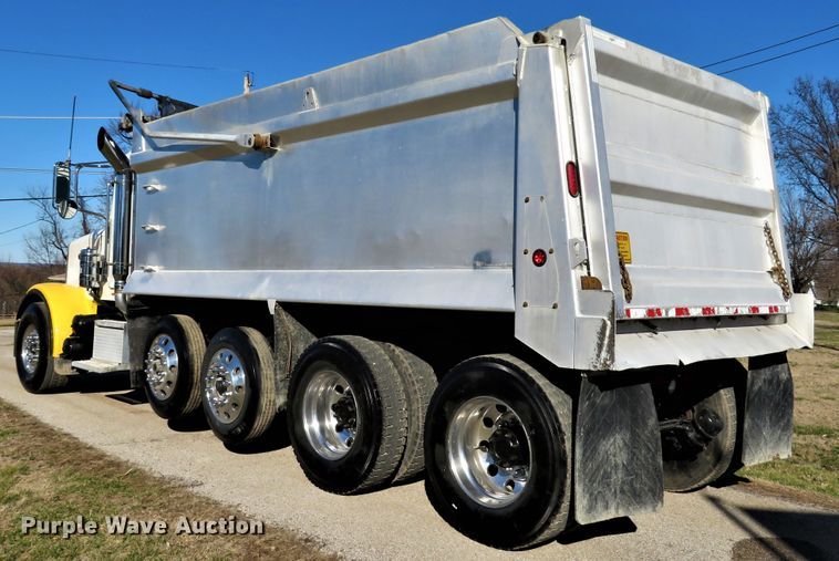 image for item DI2089 2007 Peterbilt 357 dump truck