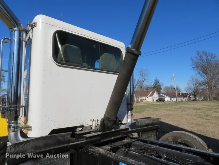 image for item DI2089 2007 Peterbilt 357 dump truck