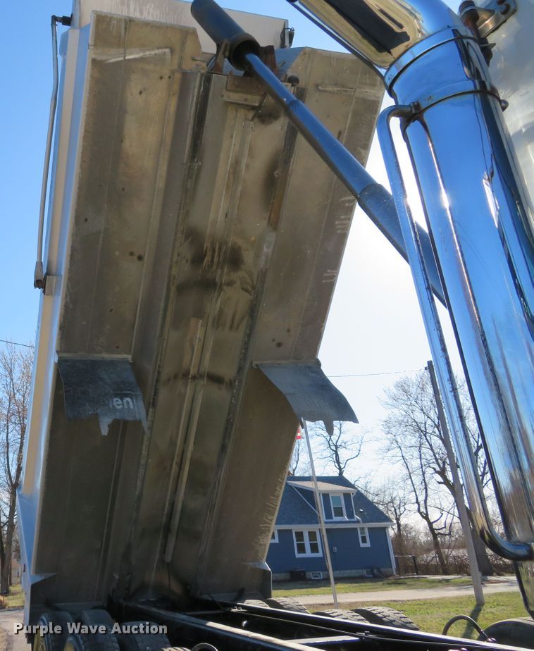 image for item DI2089 2007 Peterbilt 357 dump truck