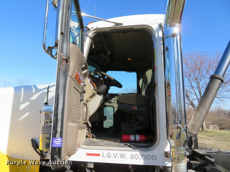 image for item DI2089 2007 Peterbilt 357 dump truck