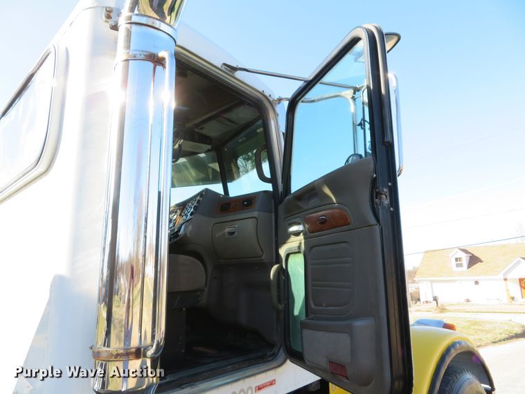 image for item DI2089 2007 Peterbilt 357 dump truck