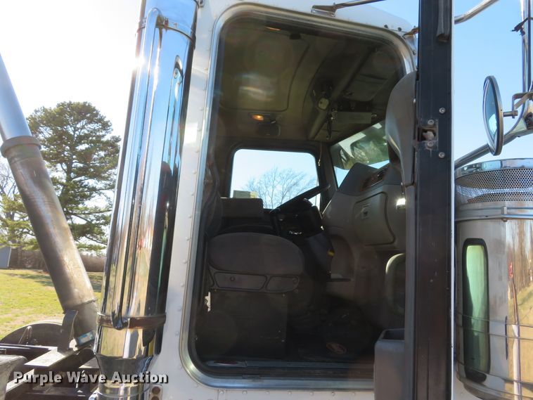 image for item DI2089 2007 Peterbilt 357 dump truck