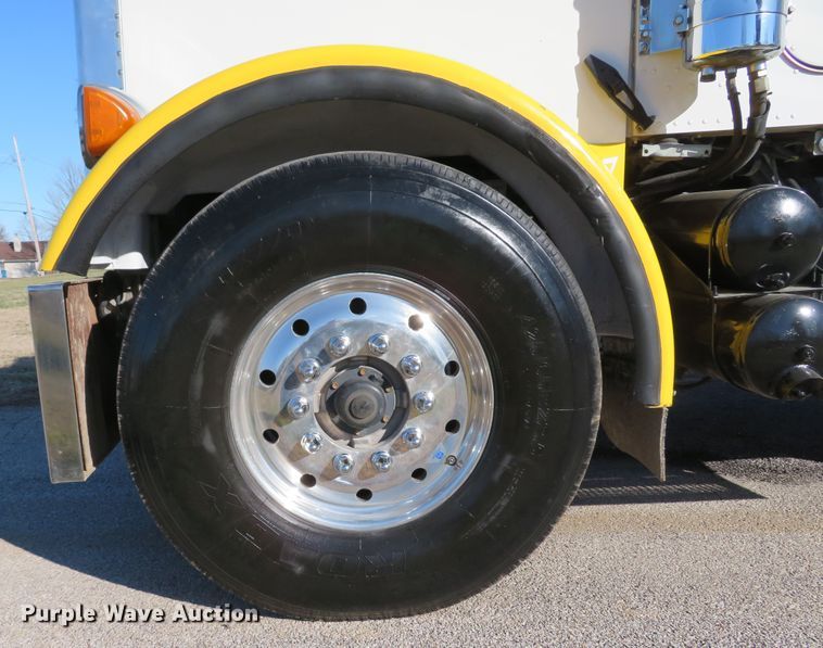 image for item DI2089 2007 Peterbilt 357 dump truck