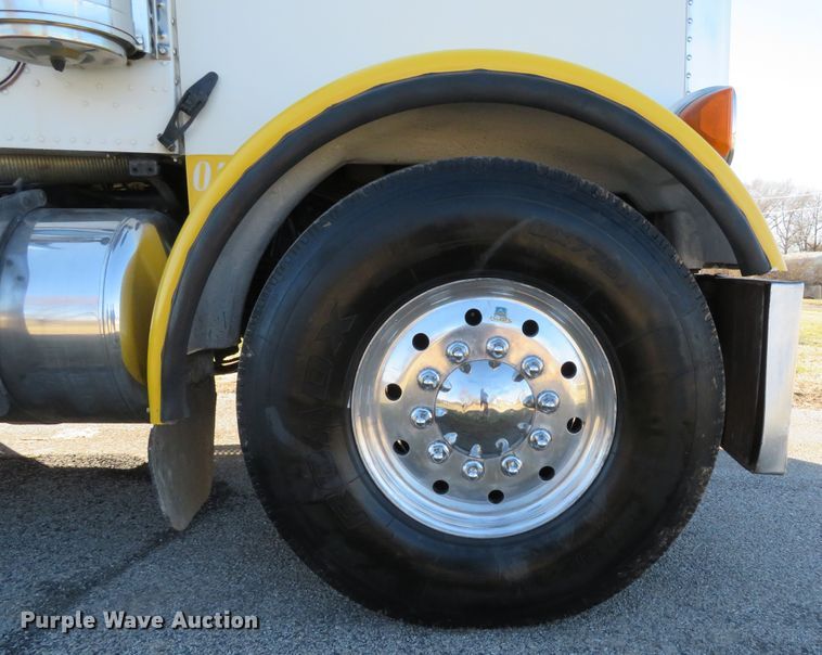 image for item DI2089 2007 Peterbilt 357 dump truck