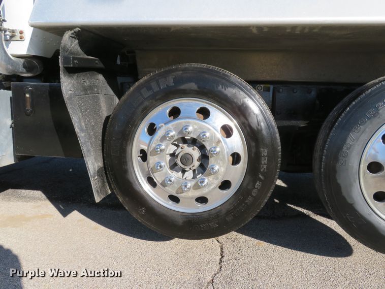 image for item DI2089 2007 Peterbilt 357 dump truck