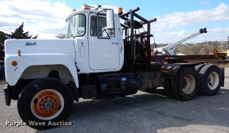 image for item DJ3006 1982 Mack R686ST winch truck