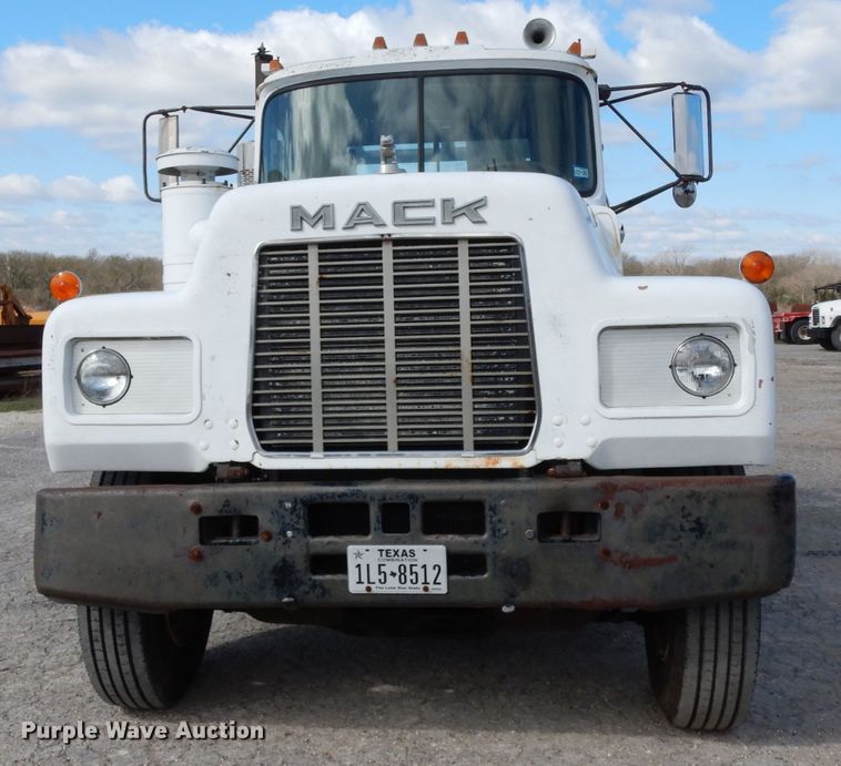 image for item DJ3006 1982 Mack R686ST winch truck