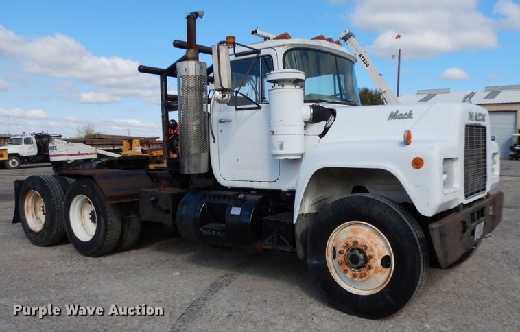 image for item DJ3006 1982 Mack R686ST winch truck