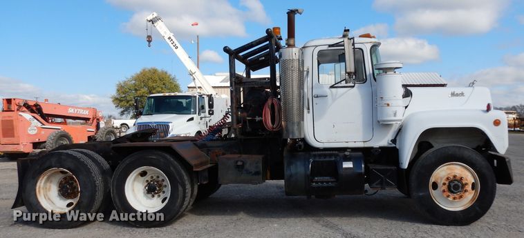 image for item DJ3006 1982 Mack R686ST winch truck