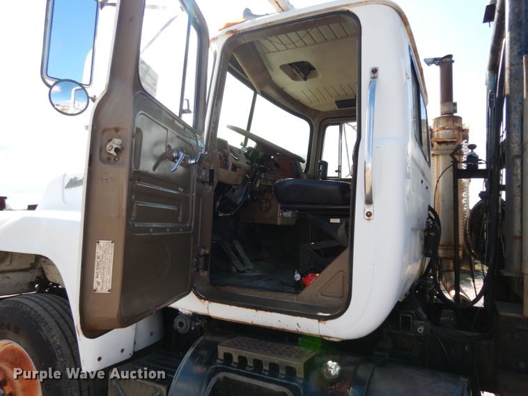 image for item DJ3006 1982 Mack R686ST winch truck