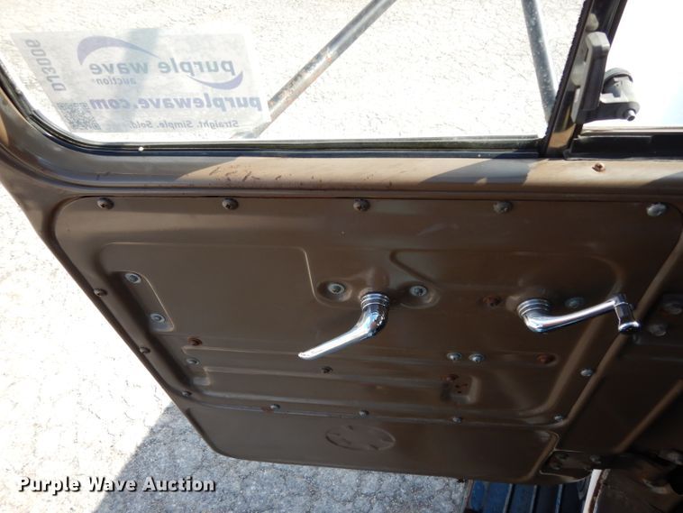 image for item DJ3006 1982 Mack R686ST winch truck