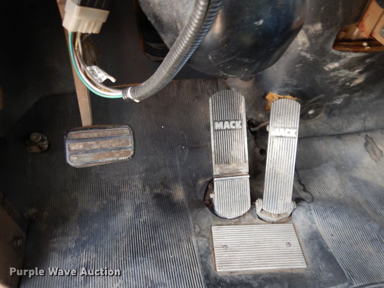 image for item DJ3006 1982 Mack R686ST winch truck