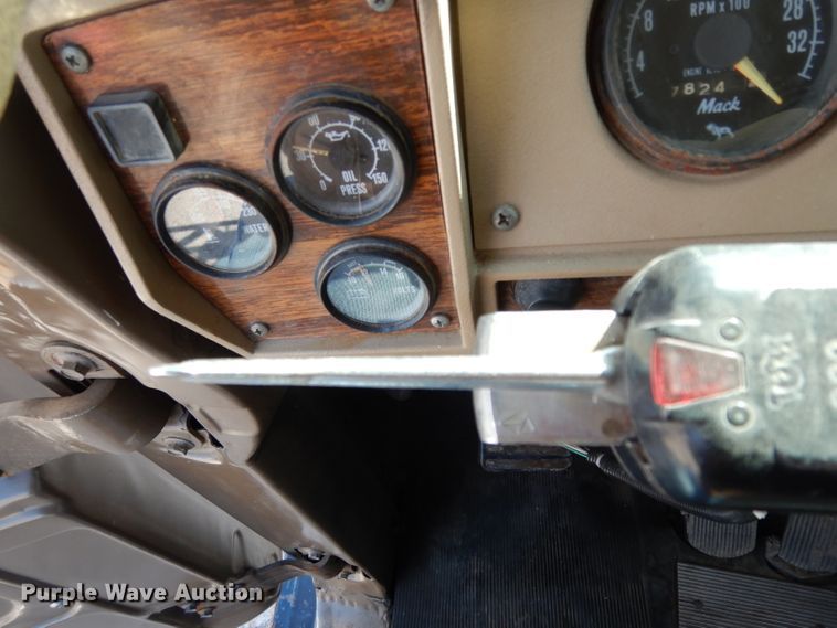 image for item DJ3006 1982 Mack R686ST winch truck