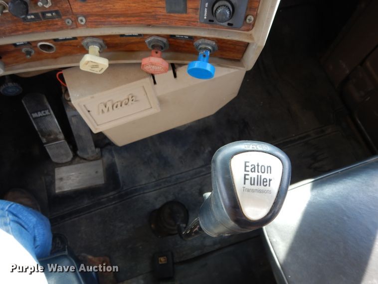 image for item DJ3006 1982 Mack R686ST winch truck