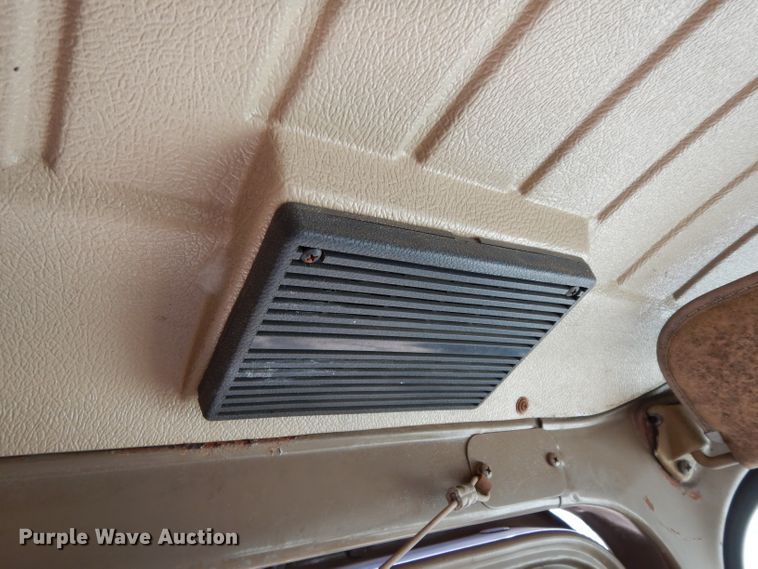 image for item DJ3006 1982 Mack R686ST winch truck