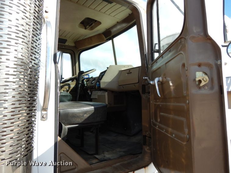 image for item DJ3006 1982 Mack R686ST winch truck