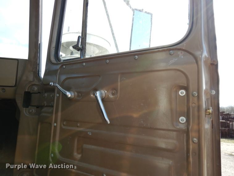 image for item DJ3006 1982 Mack R686ST winch truck