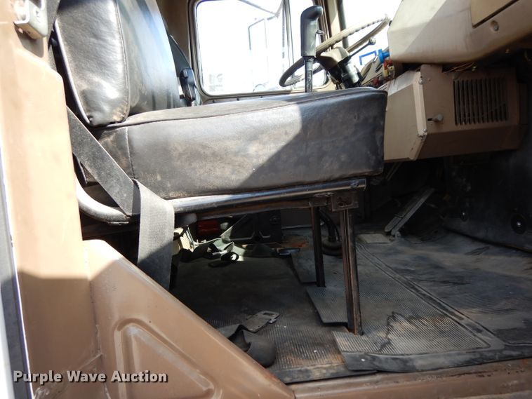 image for item DJ3006 1982 Mack R686ST winch truck