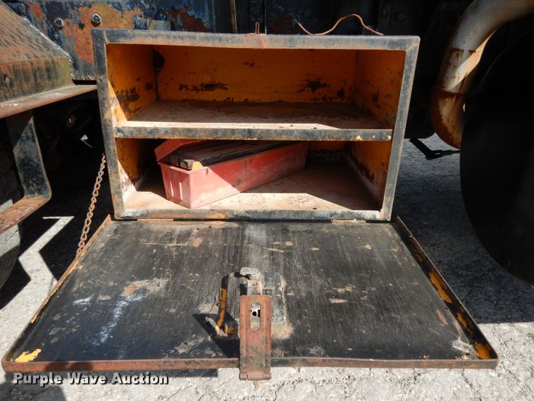 image for item DJ3006 1982 Mack R686ST winch truck